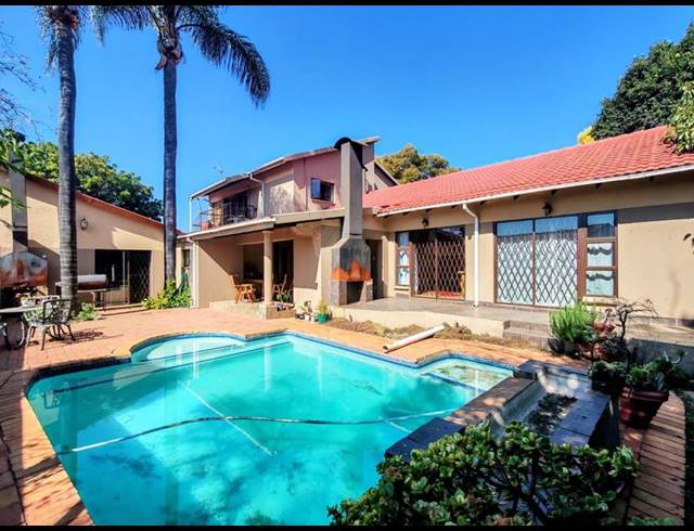6 BEDROOM HOUSE FOR SALE IN ROOIHUISKRAAL
